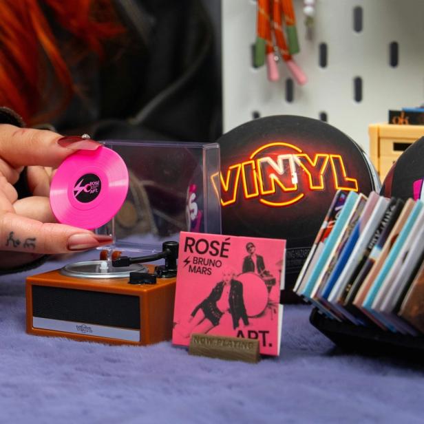 „Mini Brands Really Works Vinyl“ eine Weltneuheit, die echte Musik im Miniaturformat wiedergeben kann.