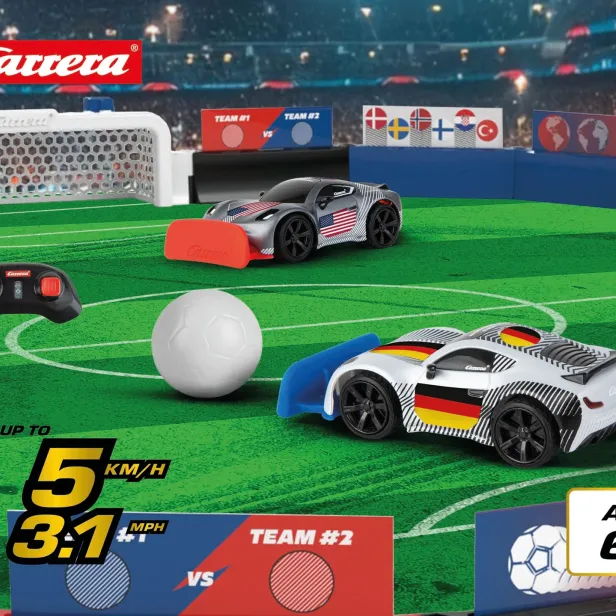 Carrera-Spielzeugautos auf grünem Spielfeld mit Fernsteuerung und Altersangabe 6+.