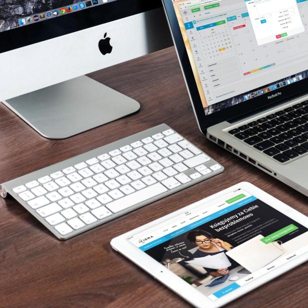 iMac, MacBook und iPad am Schreibtisch