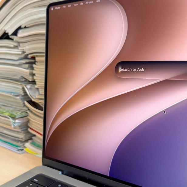 Siri AI am MacBook Pro unter macOS 27 Beta