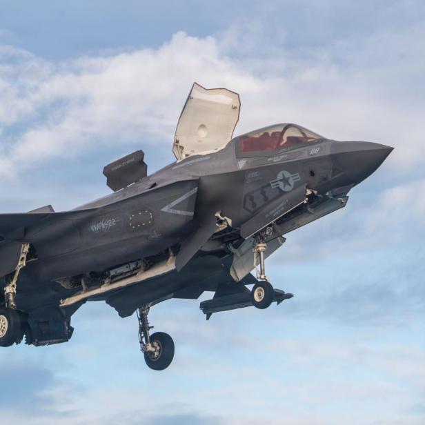 Ein F-35-Kampfjet der US Marines vor blauem Himmel