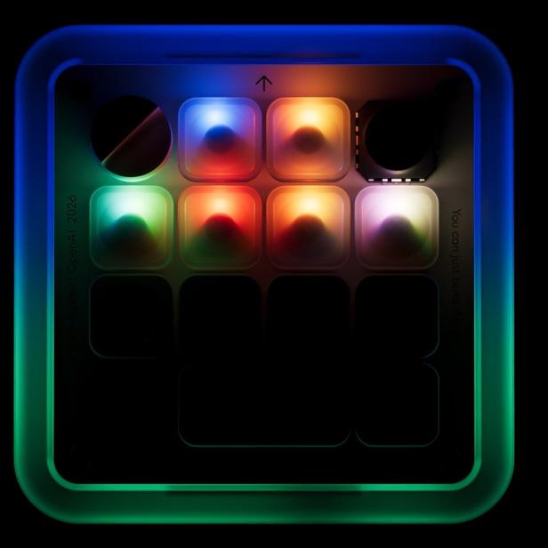 Leuchtendes quadratisches Keypad mit bunten Tasten auf schwarzem Hintergrund.