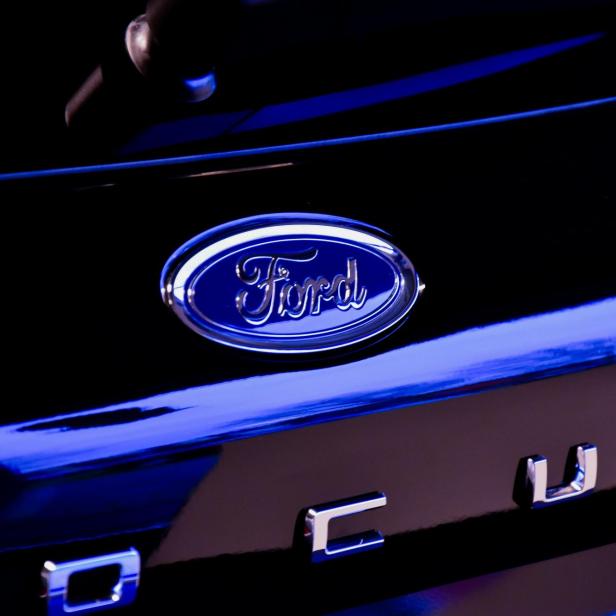 Ford-Logo an einem Fahrzeugheck.