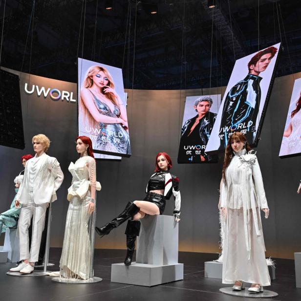 Mehrere humanoide Schaufensterpuppen in futuristischen Outfits stehen auf Podesten vor großen UWORLD-Porträts.