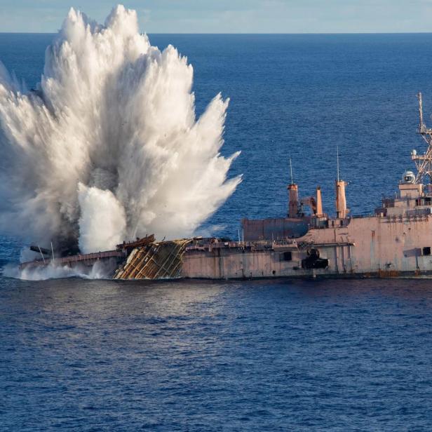 Die USS Juneau wird bei der SINKEX-Übung von einer gewaltigen Explosion am Heck getroffen.