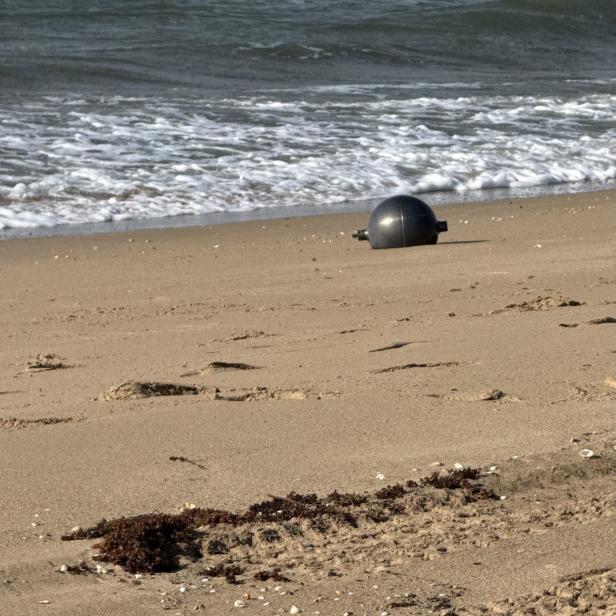 Das Metallobjekt am Strand.