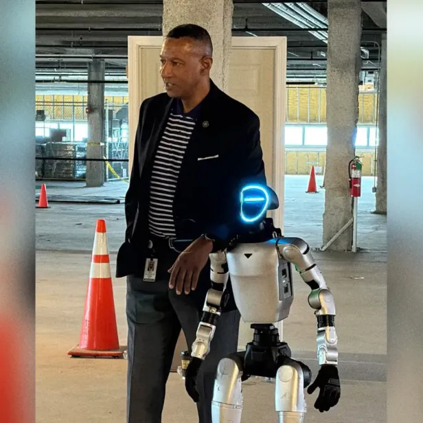 Sheriff Bobby F. Kimbrough mit Roboter