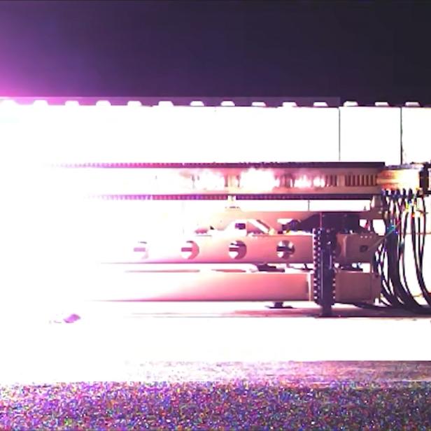 Die Railgun des Deutsch-Französischen Forschungsinstituts Saint-Louis feuert bei einem Test in Baldersheim mit grellem Mündungsblitz ab.