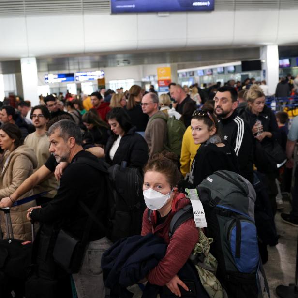 Flugpassagiere auf einem griechischen Flughafen. 