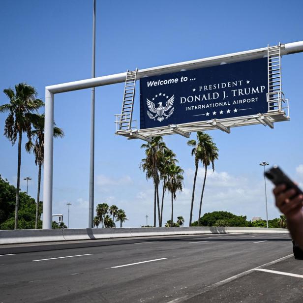 US-POLITICS-TRUMP-AIRPORT