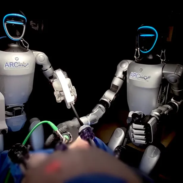 Zwei humanoide Roboter bei einer Operation.