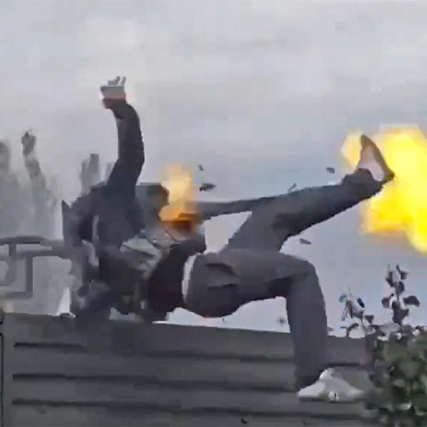 Soldat wird von kreisender Gatling Gun vom Lkw geschleudert.