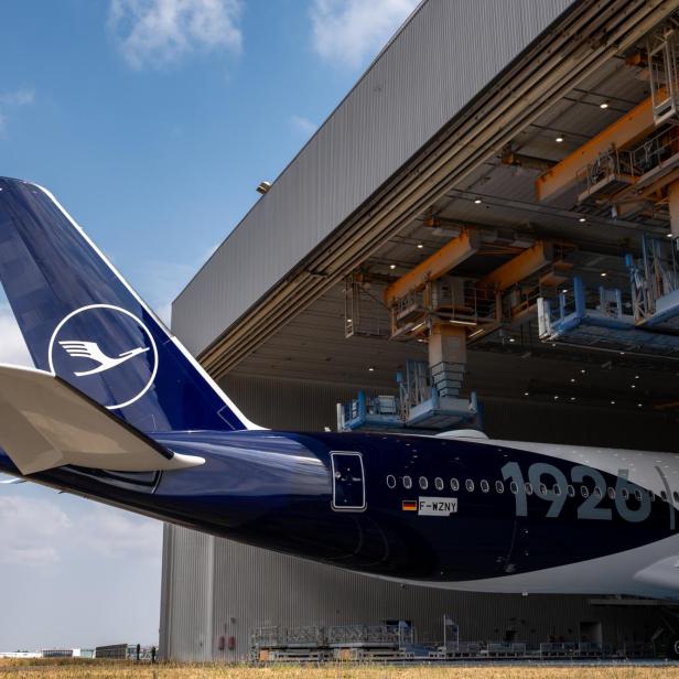Heck eines lackierten Lufthansa-Airbus A350 vor der Werfthalle.