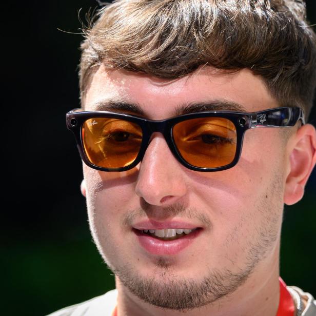 Mann mit Smart Glasses von Meta. (Symbolbild)