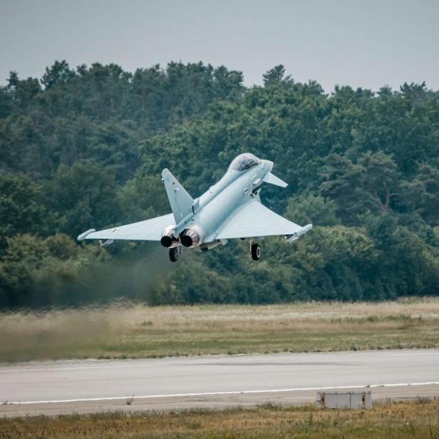 Eurofighter steigt über einer Startbahn in die Luft.