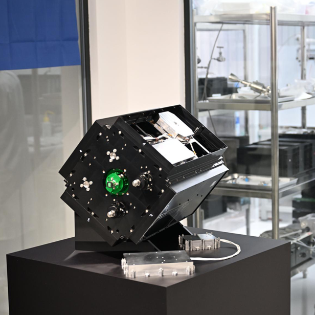 Ein Techniker im Reinraum arbeitet an einem kompakten Satellitenmodul von Beaconsat, dem österreichischen Militärsatelliten zur Ortung von GNSS-Störsendern.