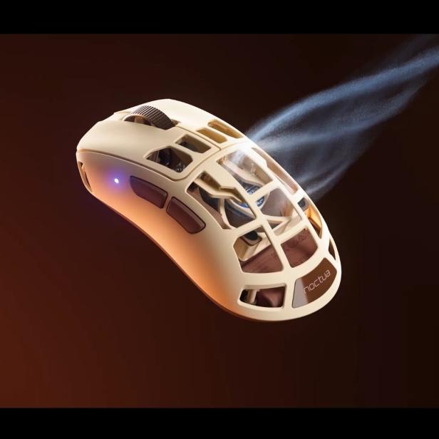 Gaming-Maus mit offenem Gehäuse und sichtbar laufendem Lüfter.
