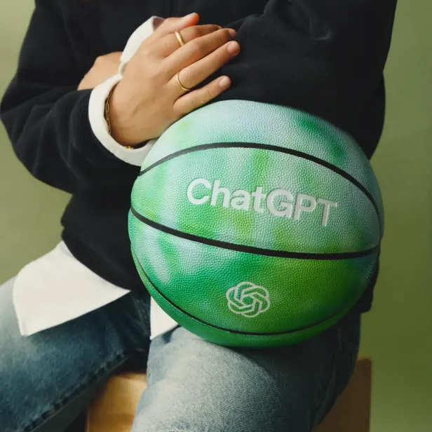 Frau mit "ChatGPT"-Basketball am Schoß