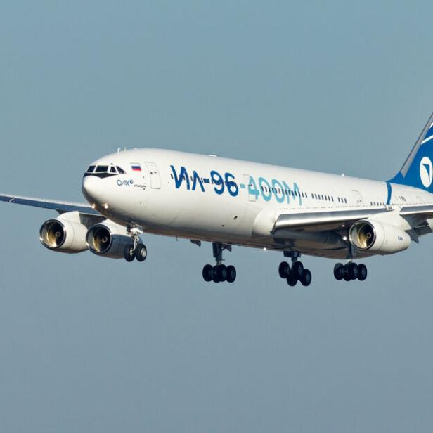 Il-96-400M im Flug mit ausgefahrenem Fahrwerk.