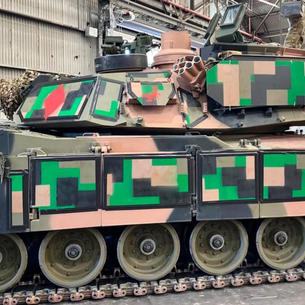 Ein Kampfpanzer steht in einer Garage