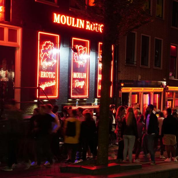 Amsterdams Rotlichtviertel De Wallen - Moulin Rouge Hausfassade mit Rotlicht