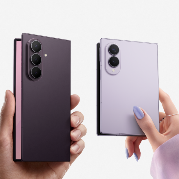Drei faltbare Samsung-Smartphones in verschiedenen Farben, eines aufgeklappt.