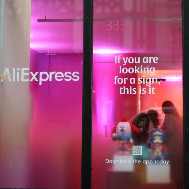 AliExpress-Werbefenster mit pinker Beleuchtung, Spruch „If you are looking for a sign, this is it“ und QR-Code.