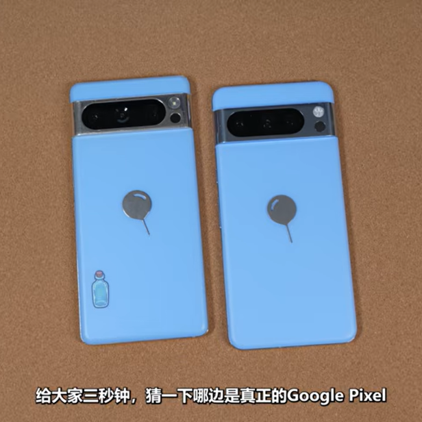 Zwei hellblaue Smartphones liegen mit dem Display nach unten auf einem Tisch