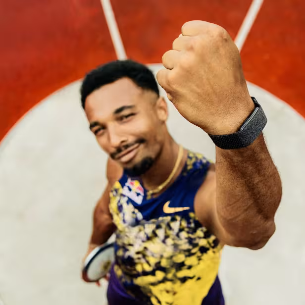 Ein Basketballspieler streckt die Faust. Er trägt ein schwarzes Armband von Garmin