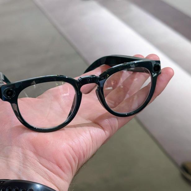 Samsung KI-Brille auf einer Hand