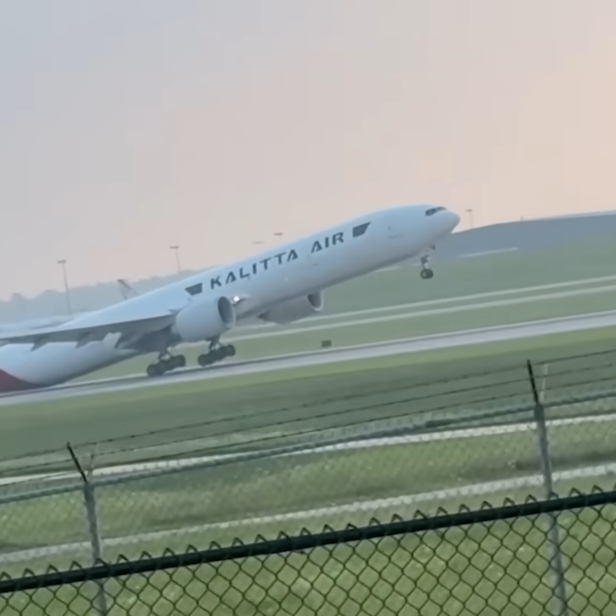 Eine Boeing 777 von Kalitta Air setzt bei der Landung auf und schleift mit dem Heck Funken über die Landebahn.
