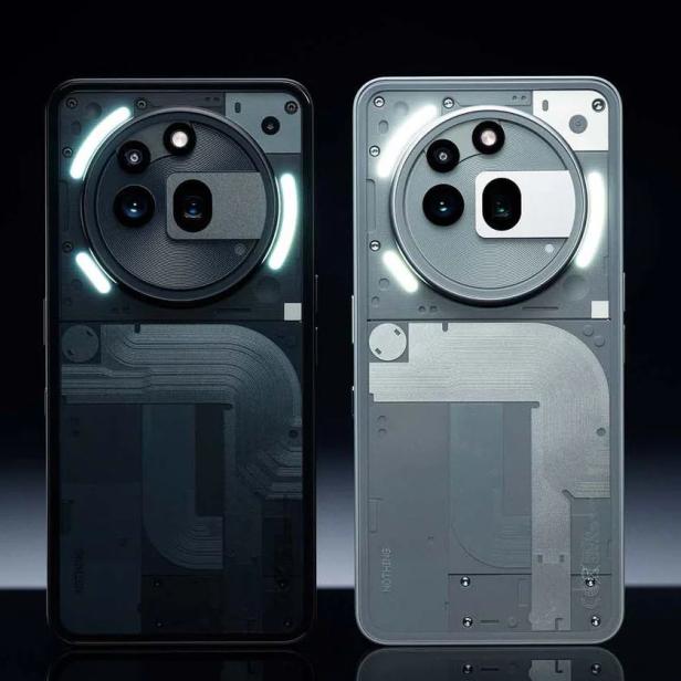 Zwei Nothing Phone-Smartphones in Schwarz und Grau mit markantem, kreisförmigem Kameramodul und leuchtenden Lichtelementen auf der Rückseite.