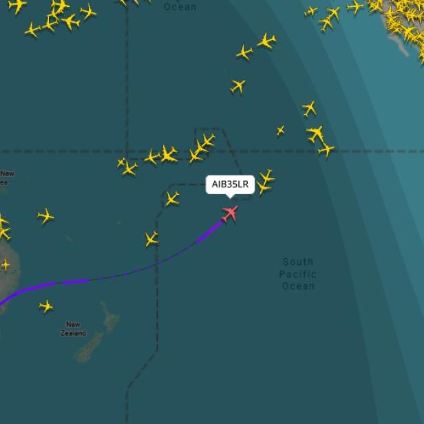 Flugverfolgungskarte mit AIB35LR über dem Pazifik.