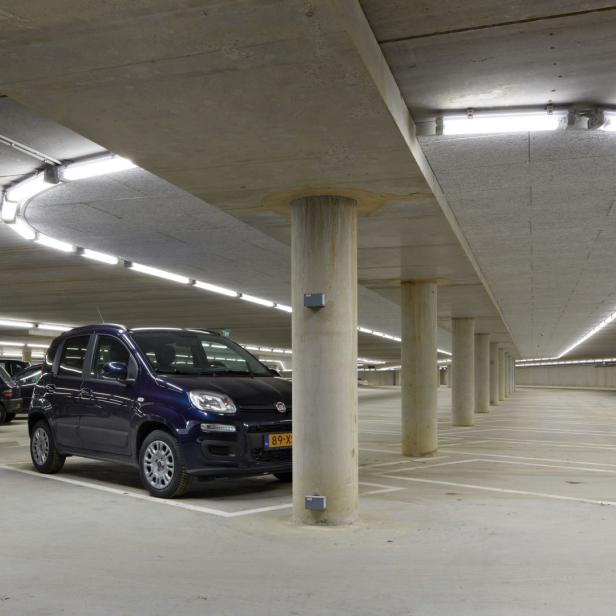 In der Parkgarage erkennt das Licht, wenn sich jemand nähert. Lichtmasten können künftig allerdings viel mehr: Per GPRS-Verbindung wird man seine Parkscheine darüber lösen können.