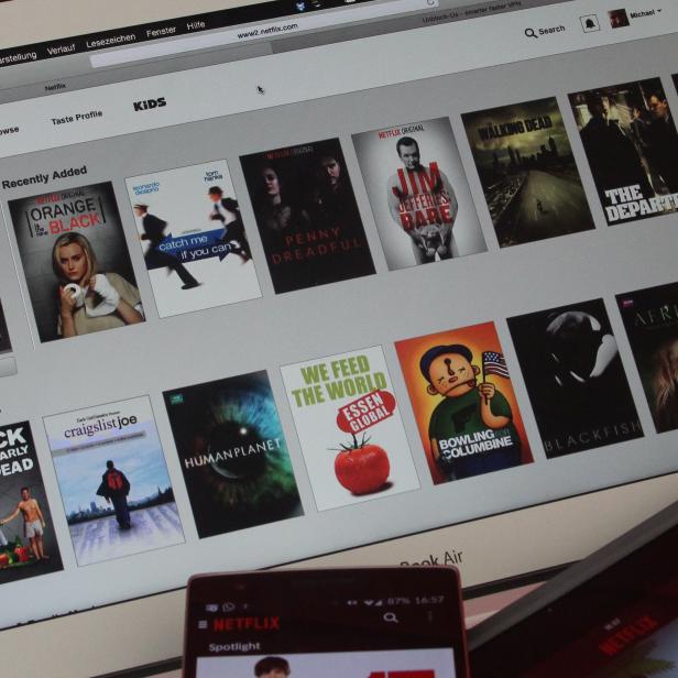 Ein iPad zeigt die Netflix-Startseite mit verschiedenen Filmen und Serien, darunter „Breaking Bad“ und „The Walking Dead“.