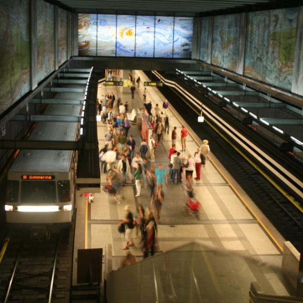 In der Station Volkstheater kam es zu einem tragischen Vorfall im Aufzug: Ein Mann erlitt einen Herzinfarkt, keiner half.