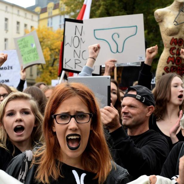 Polnische Frauen bei der Montagsdemonstration in Warschau