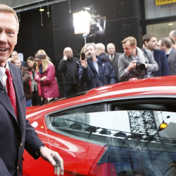 Ford-CEO Alan Mulally steigt in einen 2015er Ford Mustang ein