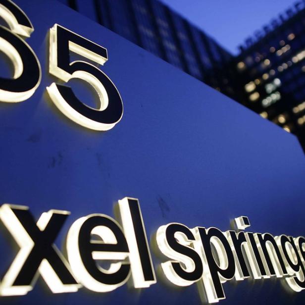 File photo of the logo of German publisher Axel Springer is pictured in front of the company&#039;s headquarters in Berlin March 6, 2007. German publisher Axel Springer agreed a 920 million euros ($1.22 billion) deal to sell its regional newspapers as well as its TV programme guides and women&#039;s magazines to German group Funke Mediengruppe, July 25, 2013. Axel Springer, which publishes Germany&#039;s top-selling daily &quot;Bild&quot;, has been focusing on expanding its online activities, having been one of the first German companies to make a move into digital media and away from print. REUTERS/Hannibal Hanschke/files (GERMANY - Tags: MEDIA BUSINESS LOGO)