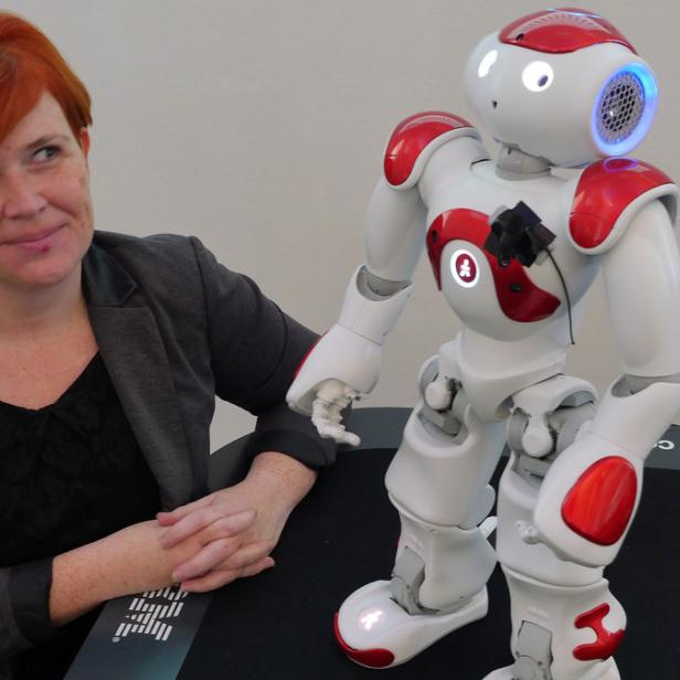 Barbara Koch von IBM mit dem NAO-Roboter. In der Hülle ist das kognitive Computersystem Watson versteckt.