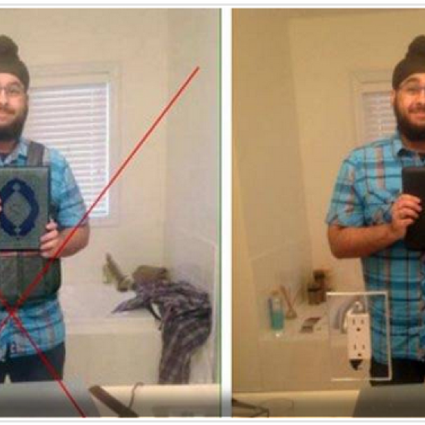 Ein Mann mit Turban hält ein Tablet in einem Badezimmer hoch.