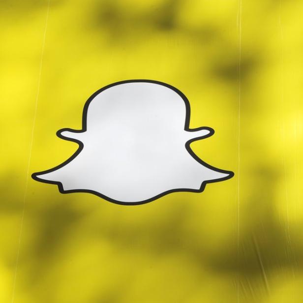Das Logo von Snapchat vor einem gelben Hintergrund.