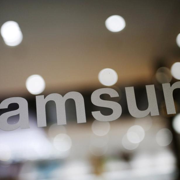 Das Samsung-Logo ist auf einer Glasfläche angebracht.