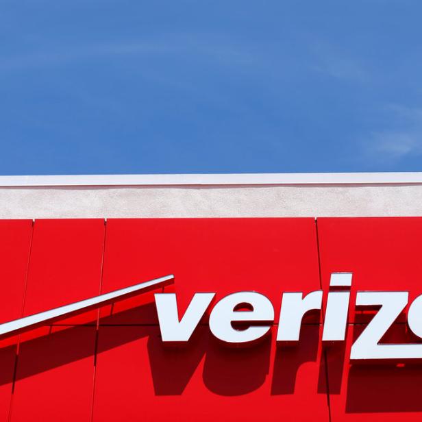 Das Verizon-Logo an einem sonnigen Tag vor blauem Himmel.