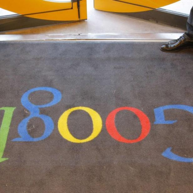 Eine Fußmatte mit dem Google-Logo vor einer Tür.
