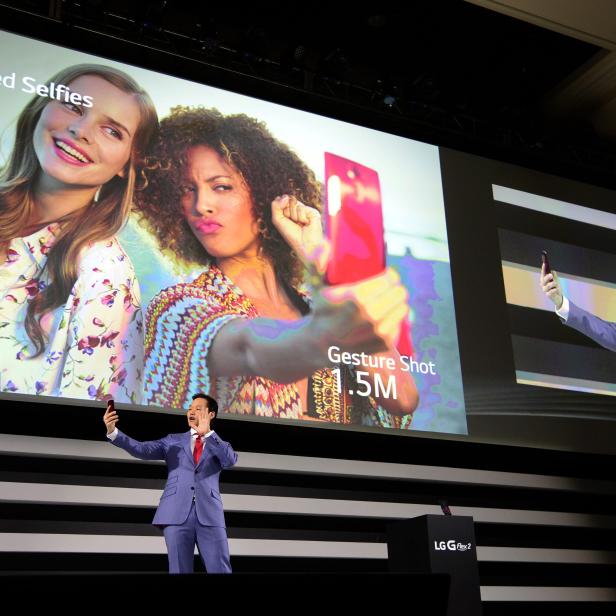 epa04547686 Frank Lee, Brand Marketing for LG Electronics MobileComm USA, demonstrates the enhanced selfie feature on the new LG G Flex 2 mobile phone on press day for the 2015 International Consumer Electronics Show (CES) at the Mandalay Bay Convention Center in Las Vegas, Nevada, USA, 05 January 2015. CES, the world&#039;s largest annual consumer technology trade show runs from 06 to 09 January 2015 and is expected to feature 3,500 exhibitors showing off their latest products and services to about 150,000 attendees. EPA/MICHAEL NELSON EPA/MICHAEL NELSON