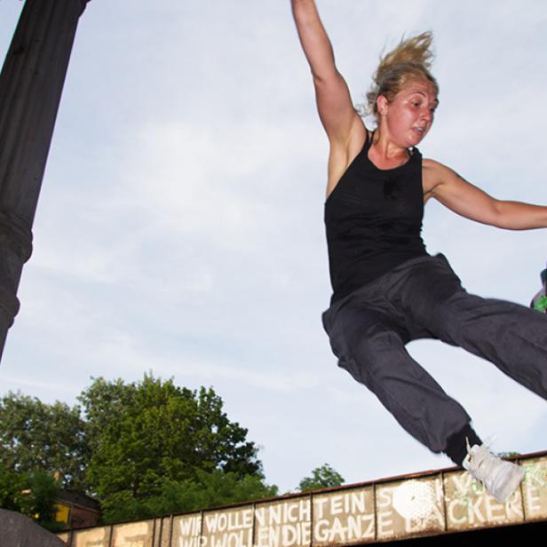 Ruffboards Gründerin Melanie Ruff mit einem &quot;Die fesche Sopherl&quot;-Board