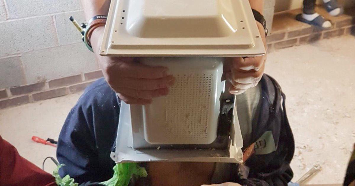 Mann zementiert Kopf in Mikrowelle ein, stirbt fast