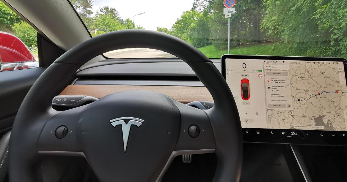 Lenkrad-von-Tesla-Model-Y-w-hrend-der-Fahrt-abgefallen