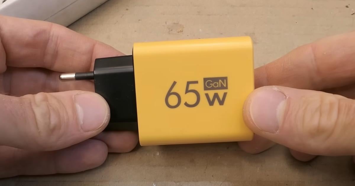 There's a surprise in this €3 charger from AliExpress